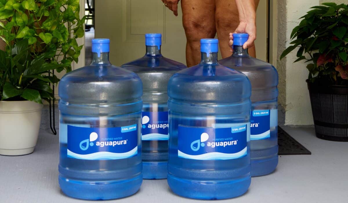 bottled water delivery Tampa—driver placing BPA-free 5-gallon jugs at a South Tampa doorstep
