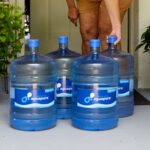 bottled water delivery Tampa—driver placing BPA-free 5-gallon jugs at a South Tampa doorstep